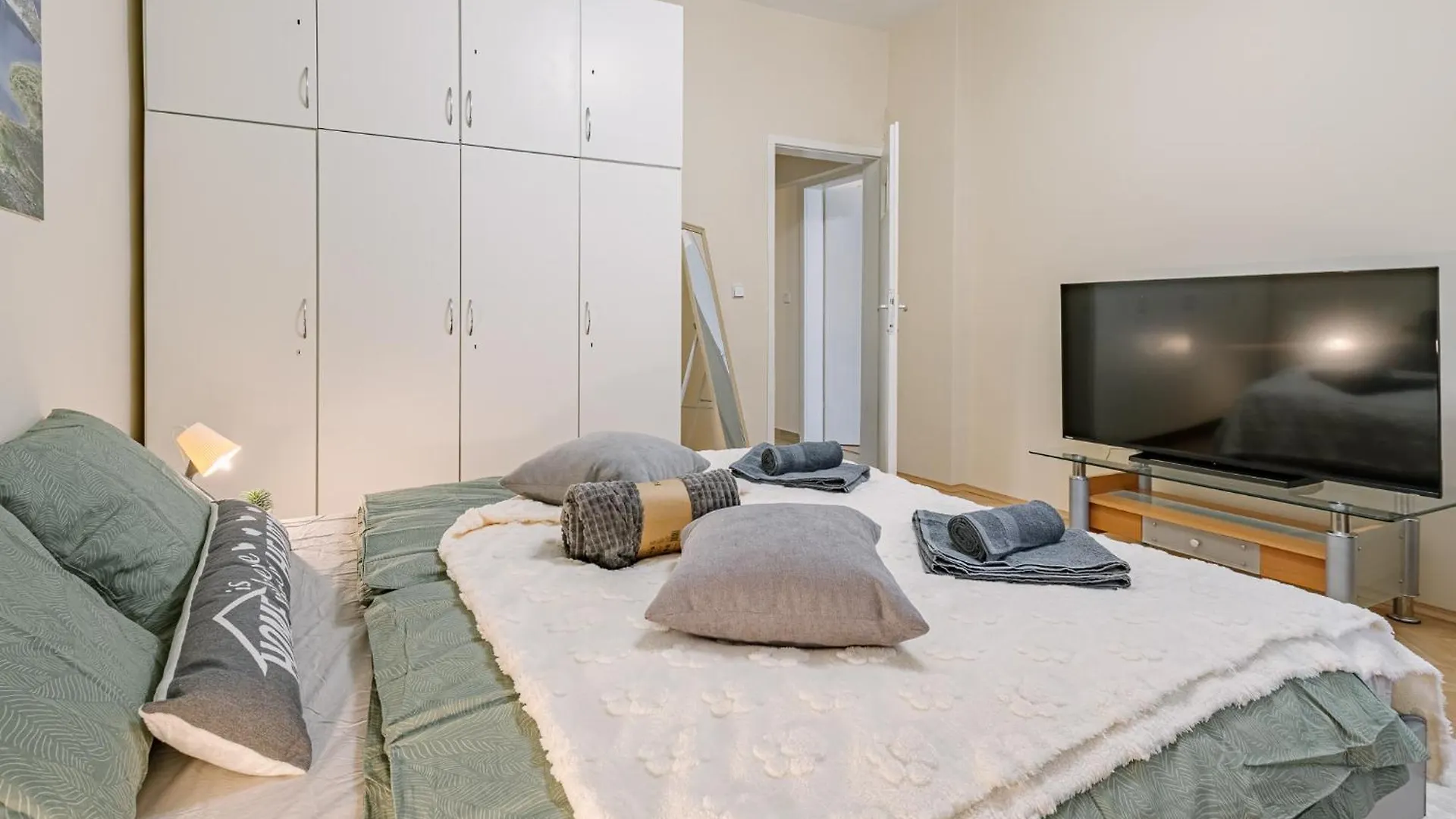 Grand Luxury Condo By Ndk And National Stadium With Free Parking Szófia